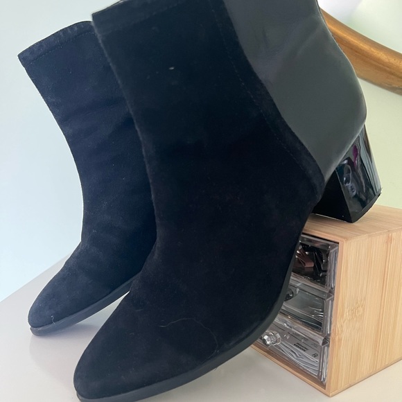 Bandolino Black Boots 🌸 - Picture 2 of 5